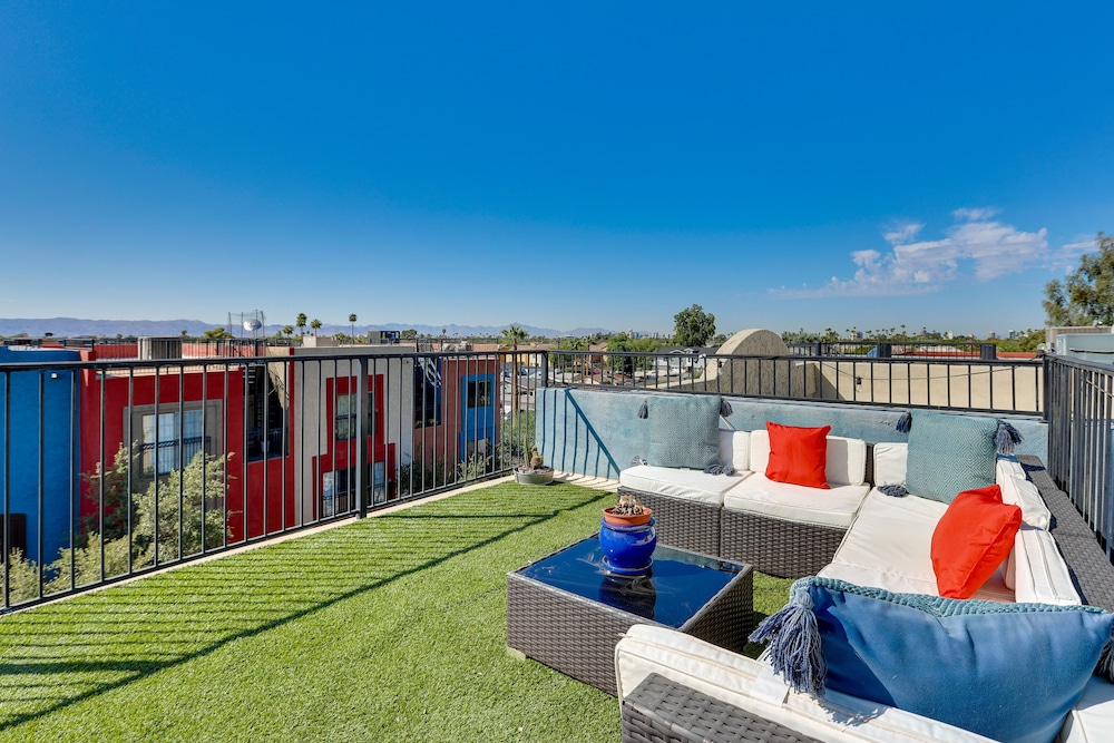 Rooftop Patio, Skyline Views: Phoenix Townhome!