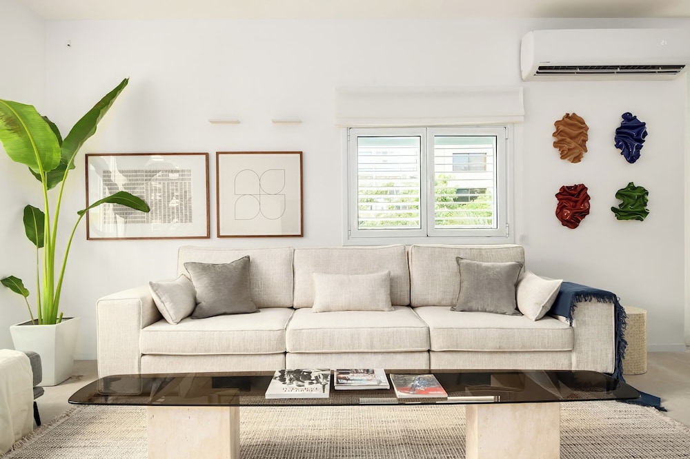 Central & Bright Getaway by Sea N' Rent