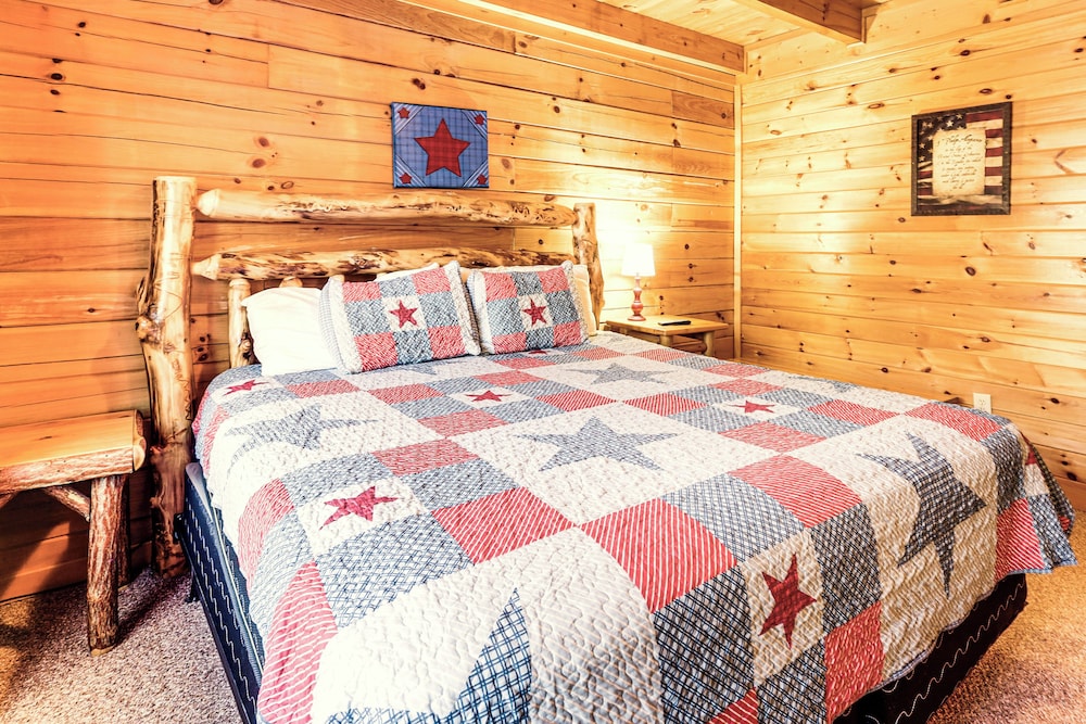 Cabin w/ Deck, Hot Tub & Douglas Lake Resort Perks