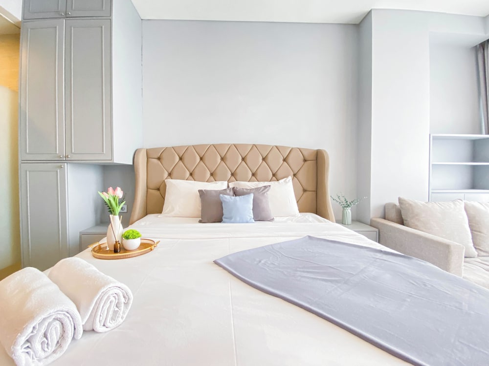 Minimalist and Cozy Studio at Apartment Art Deco
