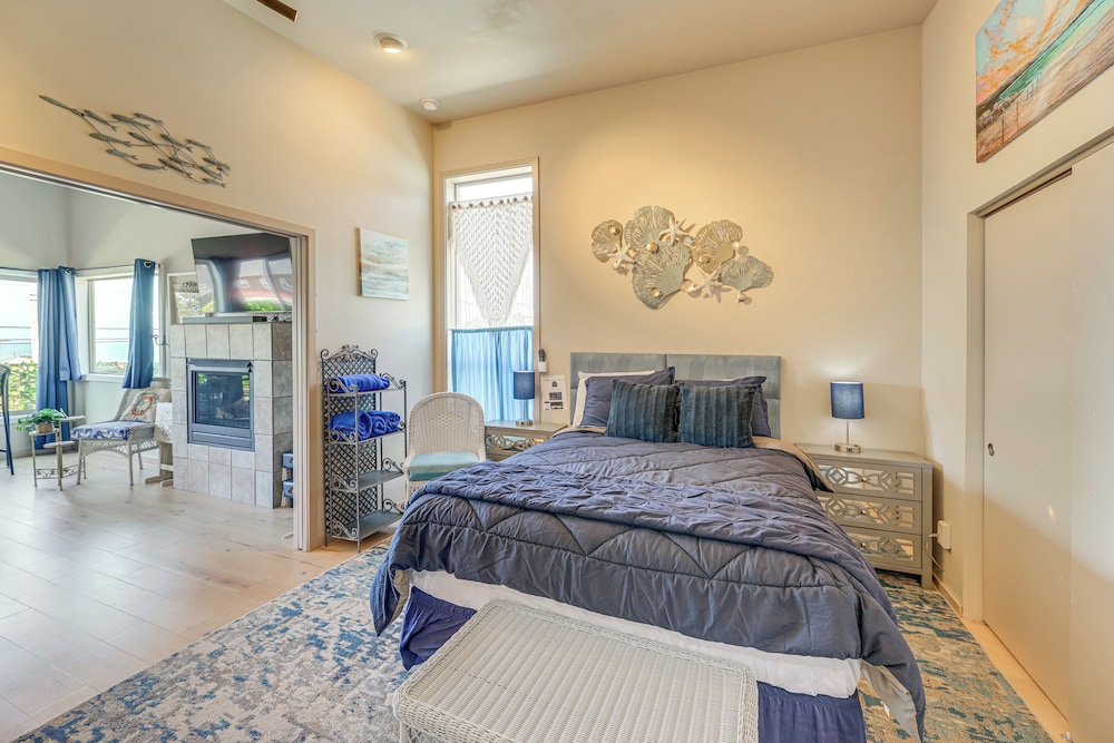 Steps to Pirate Cove: Oregon Coast Condo w/ View