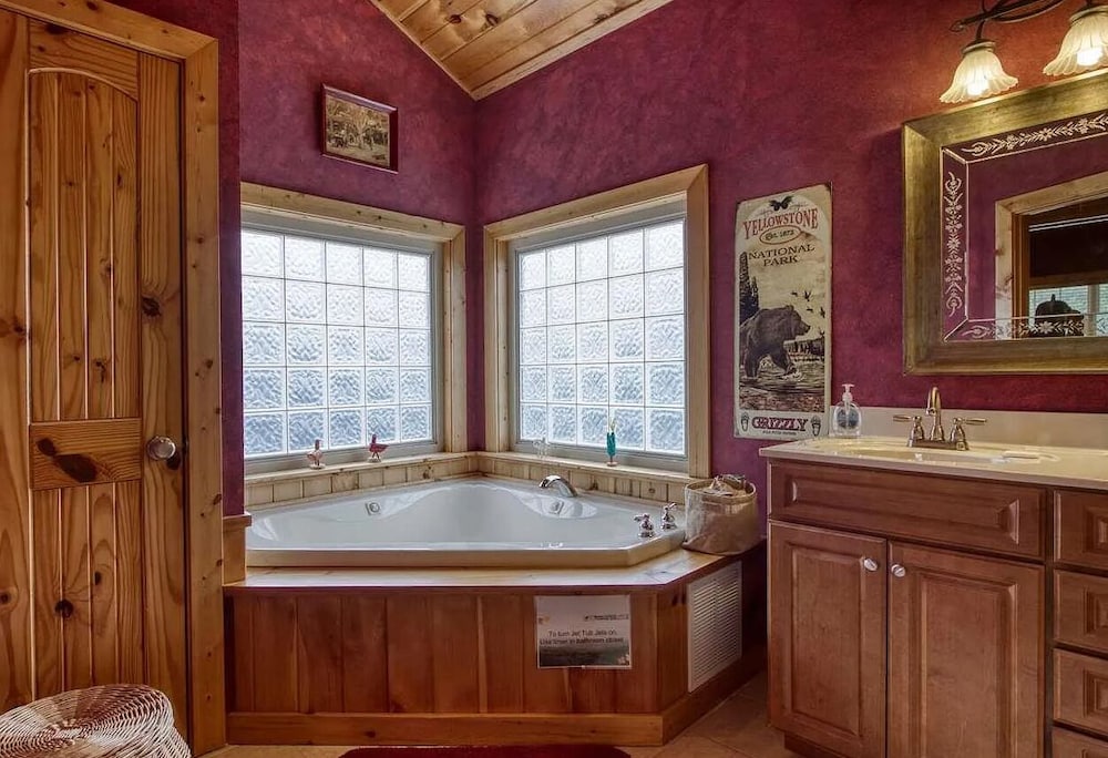 Smoky Mtn Log Cabin w Wet Bar Loft