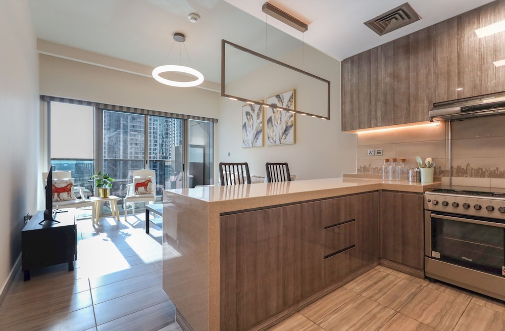 Elite LUX Holiday Homes - Stunning Lake View 1bhk Retreat in JLT Dubai