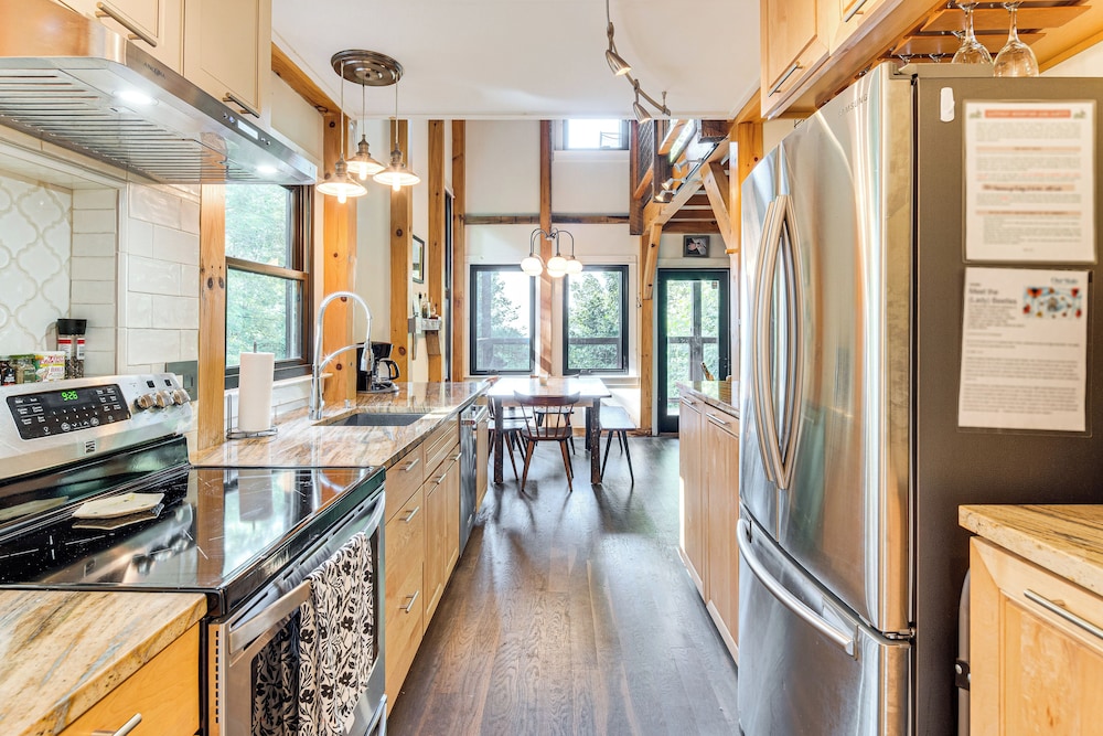 Hot Tub & Mtn Views: Modern Old Fort Hideaway!
