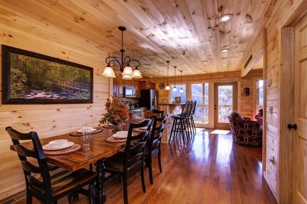 Country Cozy - 4 Bedrooms, 5 Baths, Sleeps 16 Home by RedAwning