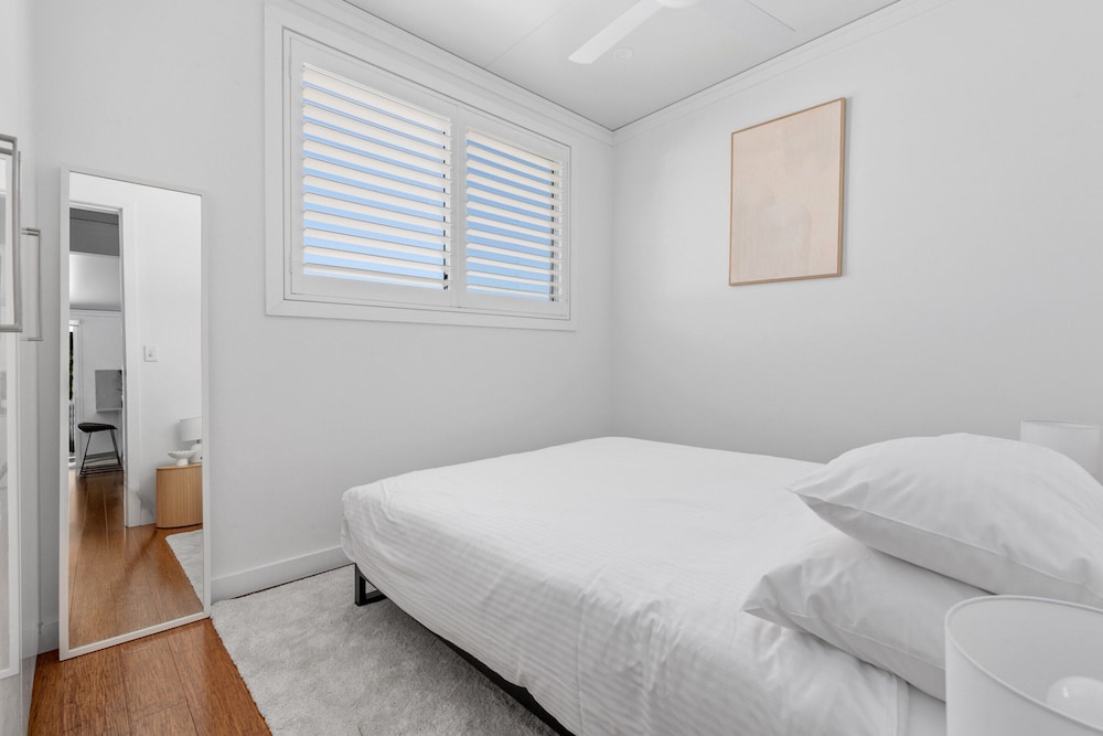 Relaxing 2-bed Home Close to Beaches and Parks