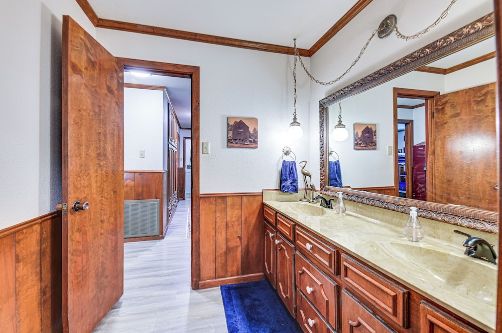Home w/ Lake Texoma View, Game Room & Bar