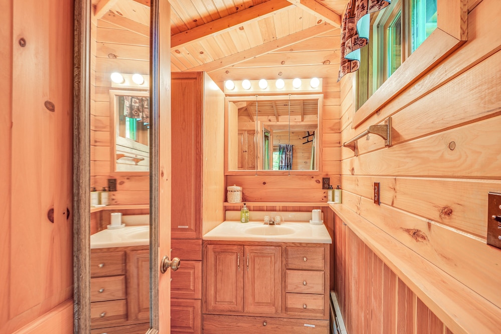 Charming Wellesley Island Cabin Near State Parks view 3