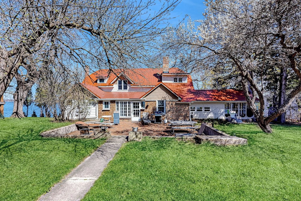 6BR Lakefront Estate w/ Private Piers & Patios