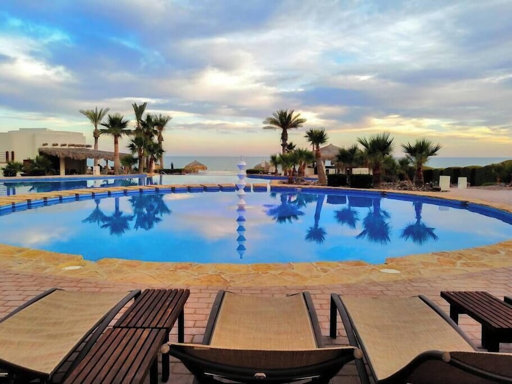 Stylish Condo With Serene Beach Infinity Pool