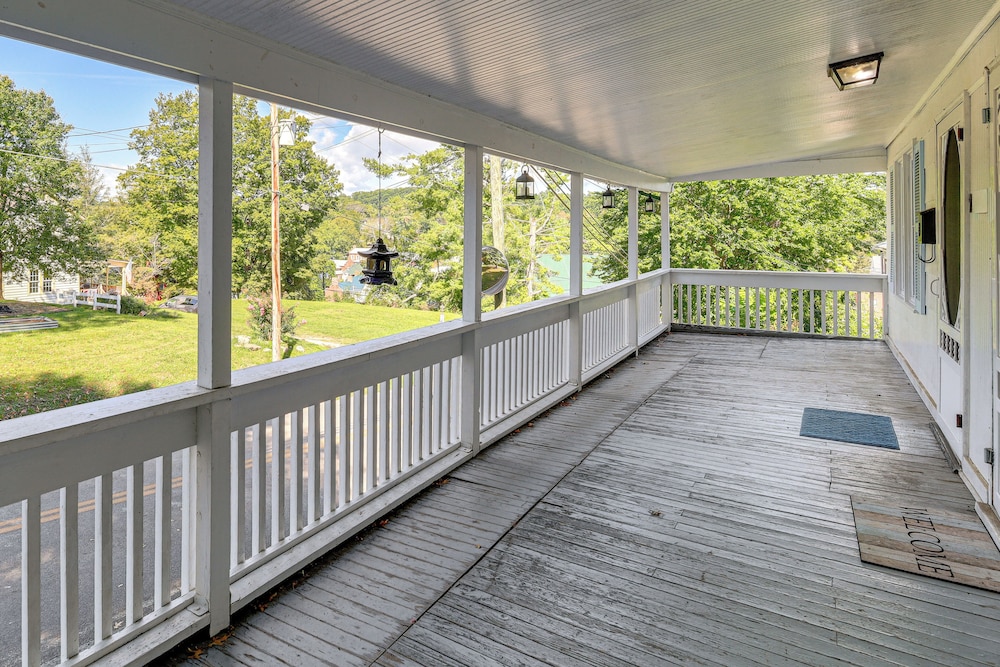 Walk to Main Street! Home in Historic Jonesborough