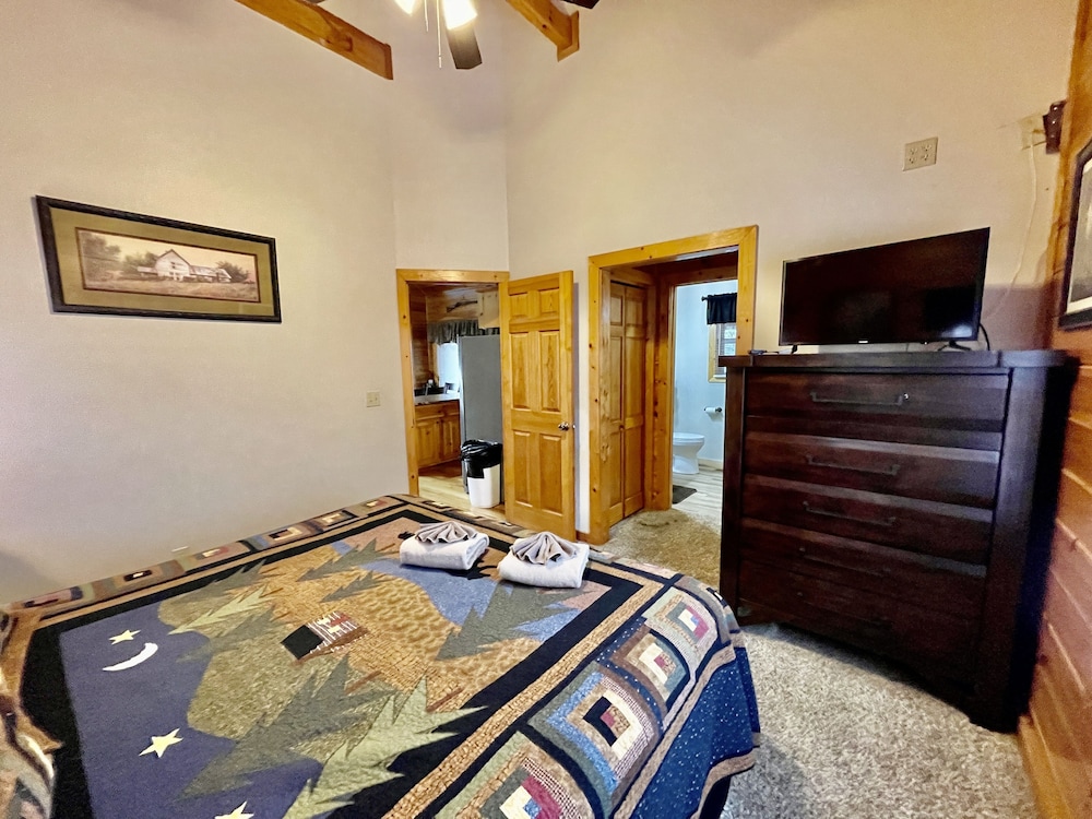 Picture Perfect 2 Bedroom Cabin by RedAwning - Property Image 23