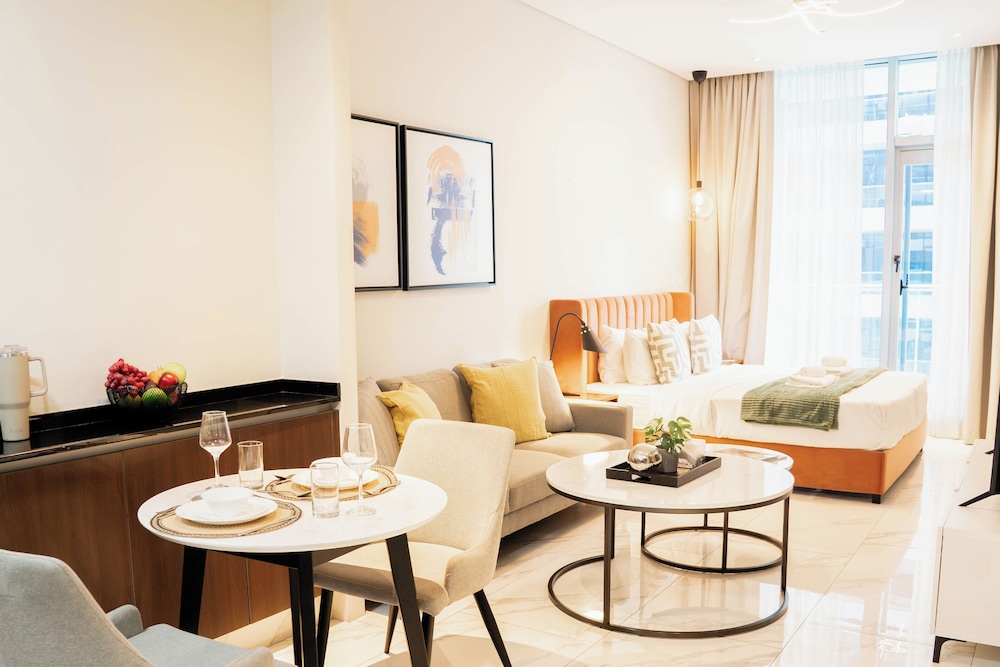 Luxury Studio Rooftop Pool & Gym Access