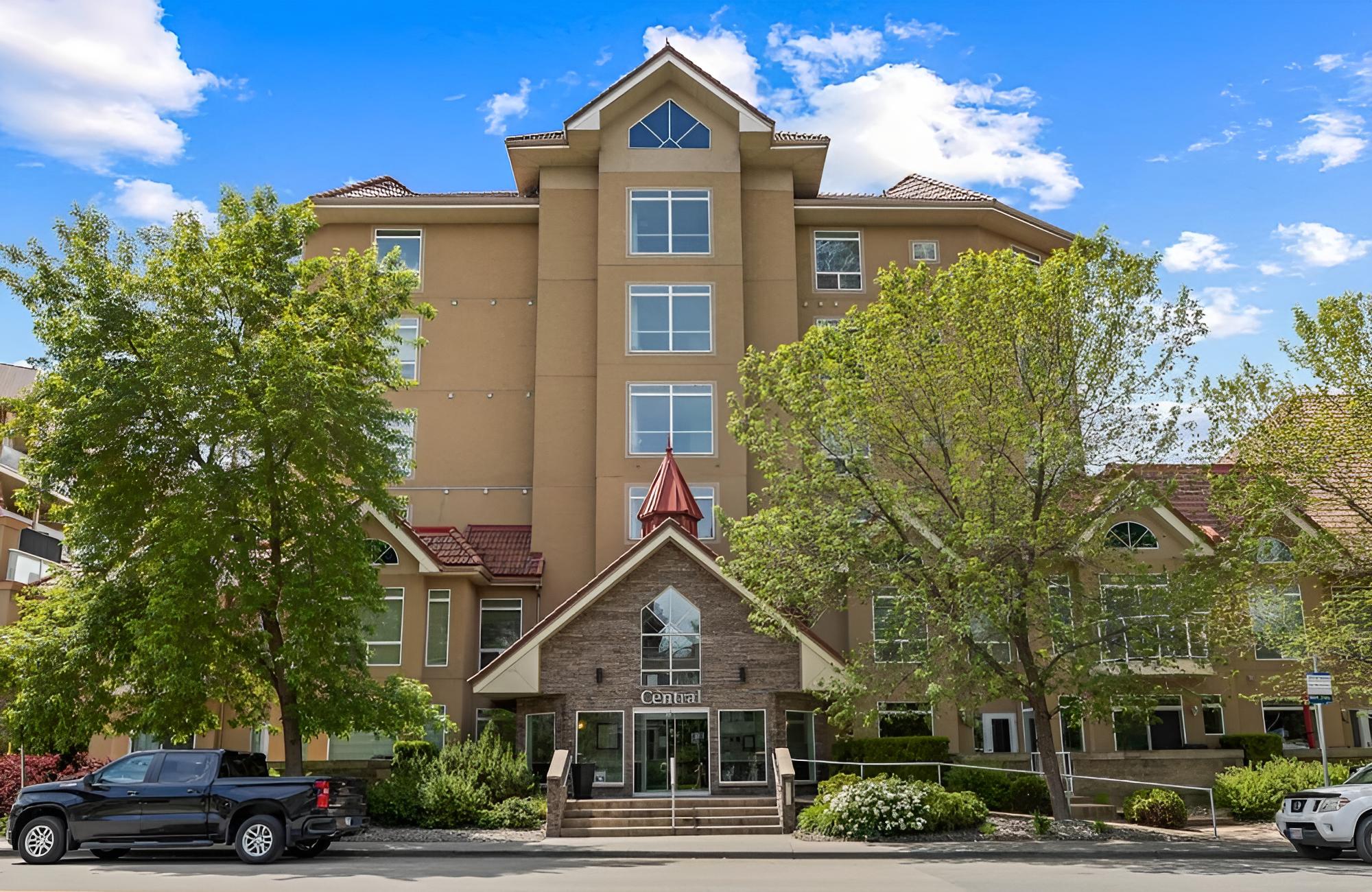 The Lake Life l Waterfront Downtown w Pool Gym