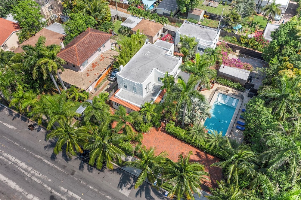 2 Mansions Pool Garden & BBQ Sleeps 22-8 BR
