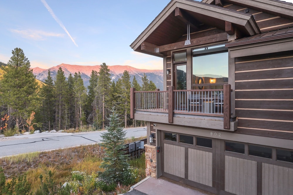 Incredible Executive Private Pet Friendly Home - LR902 by RedAwning