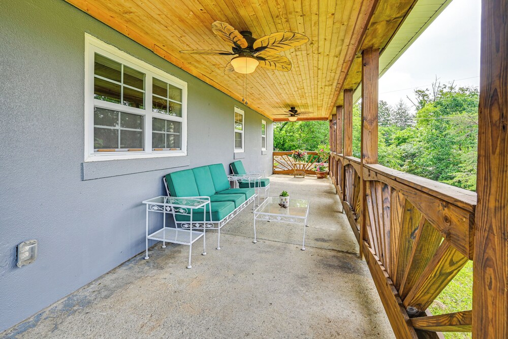 6 Mi to Lake Liberty: Pet-friendly Home w/ Yard