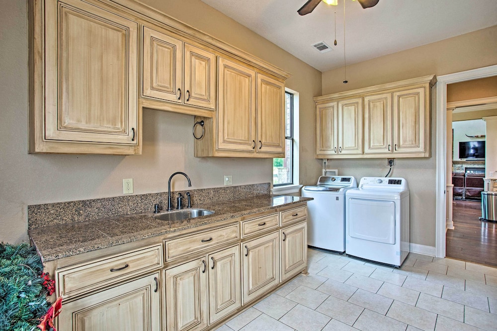 Home w/ Game Room & Fireplace: 14 Mi to Mckinney! view 4