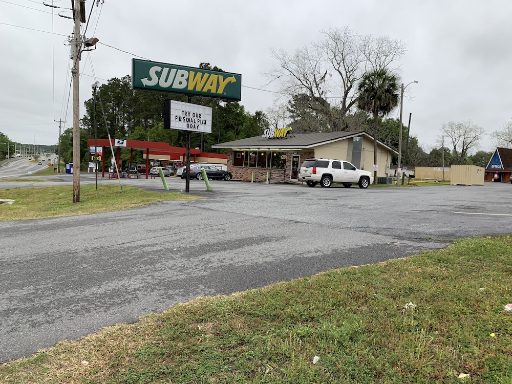 Lake City Vacations - Motel 8 Lake City - Property Image 10