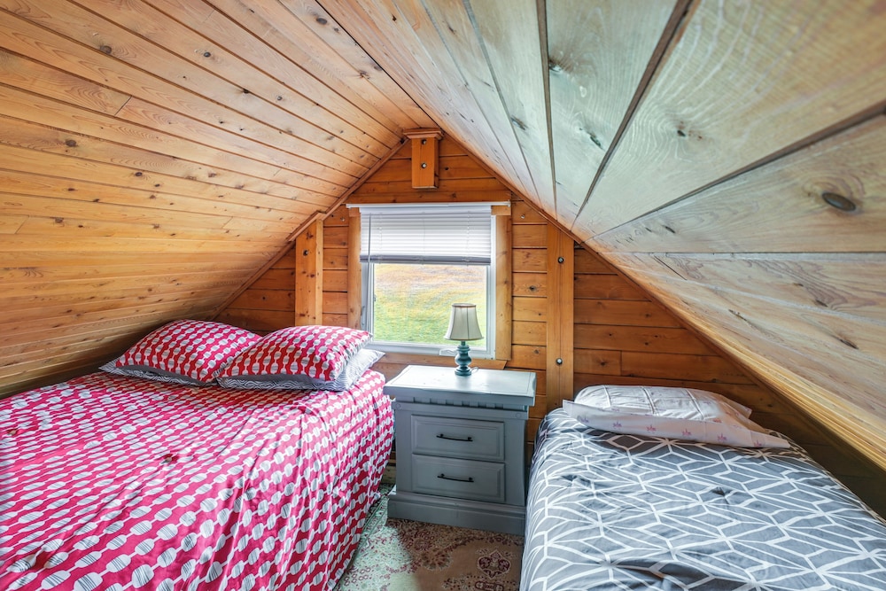 All-season Long Lake Base Camp! Family Cabin