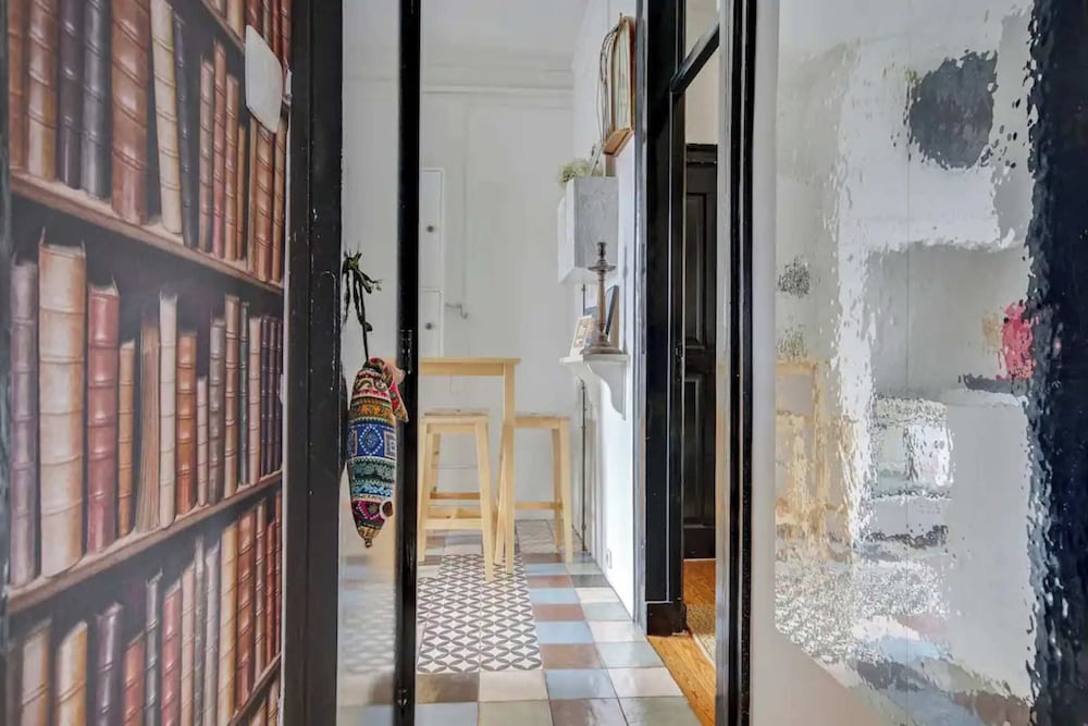 Central Hidden Gem, Rustic Modern 2 Bedroom Flat