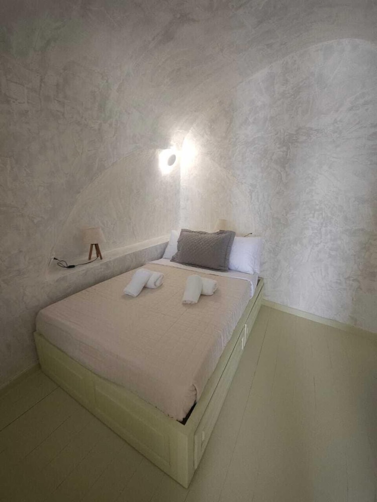Phaos Oia Suites