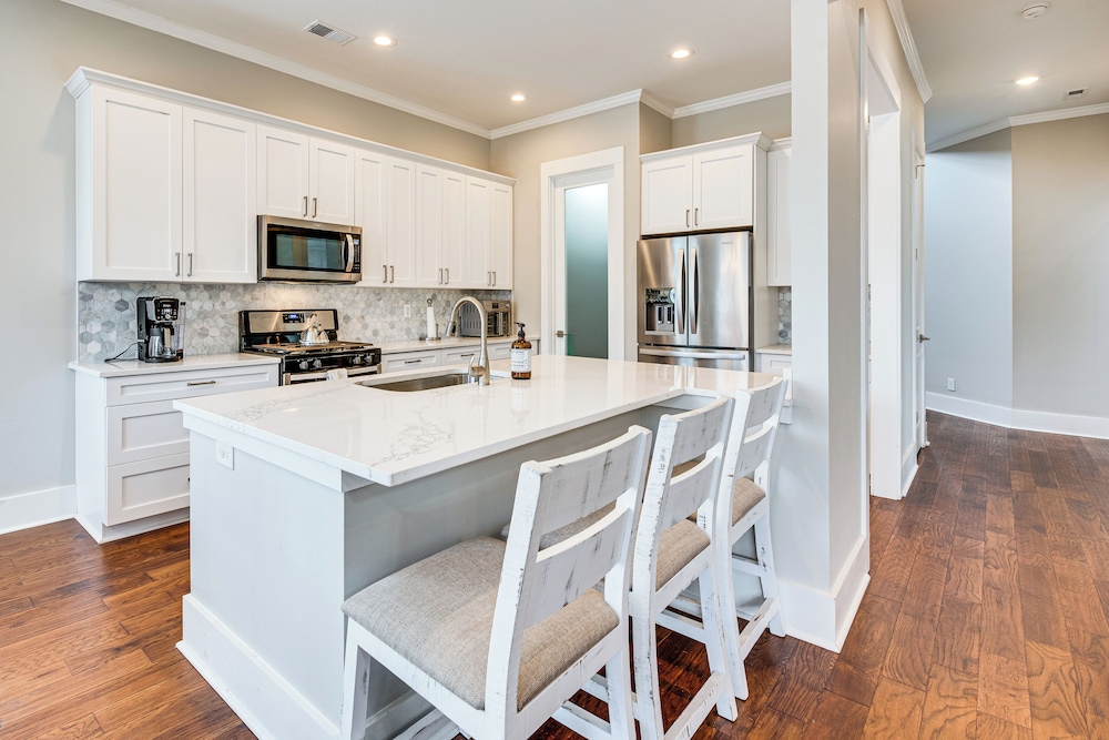 6 Mi to Downtown Atlanta: Spacious Home w/ Yard