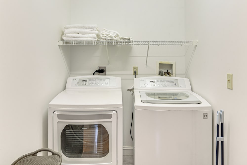 1 Mi to Downtown & Palladium: Worcester Getaway!