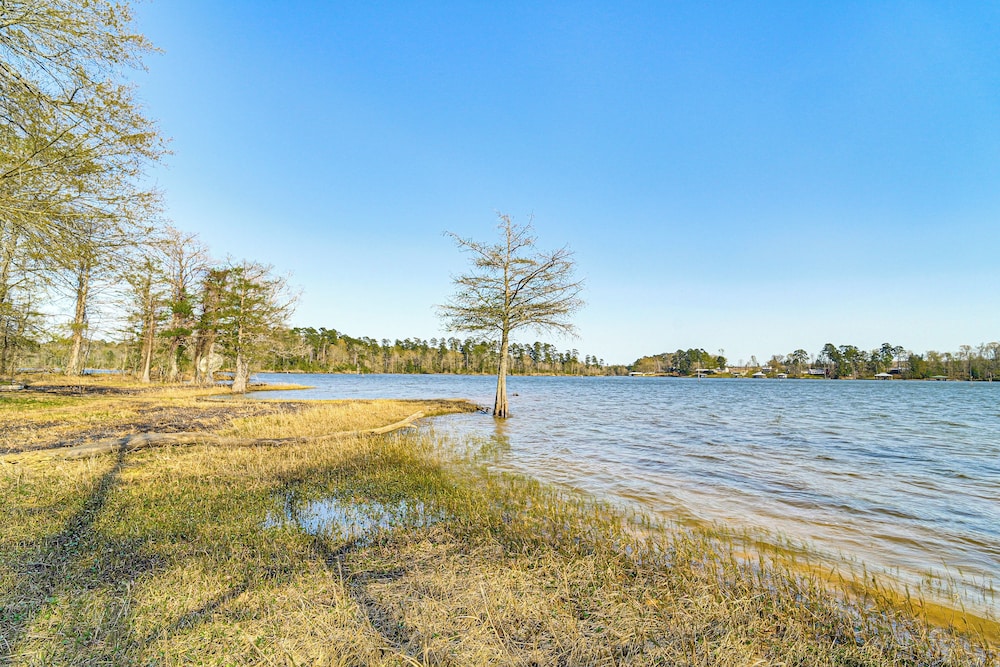 Boat & Swim: Lakefront Toledo Bend Retreat!