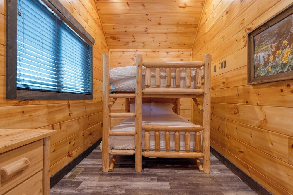 2 Homes Firefly Trail Way by Avantstay Sleeps 28, Indoor Pool + Hot Tub + Movie Theater & Game Room
