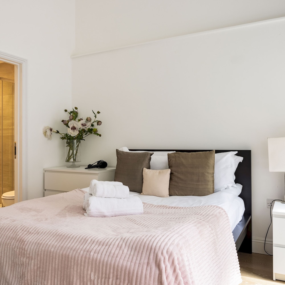 Balcony South Kensington Luxury 2 bed Apartment