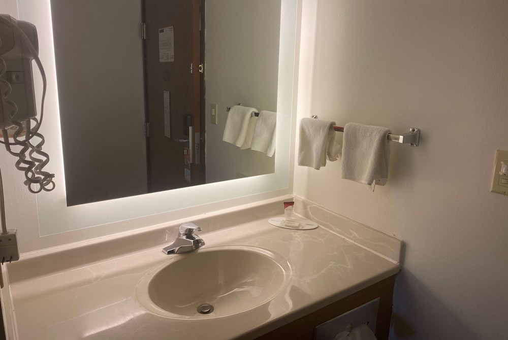 Howard Johnson by Wyndham Manteno - Property Image 4