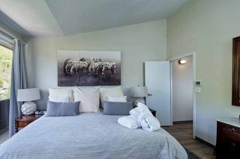 Vail Village 3 Bedroom Condo at the Covered Bridge - Pool, hot tub & More!