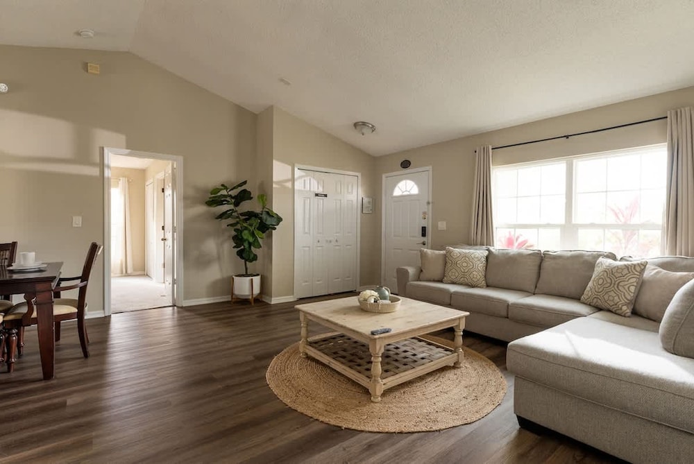 New Listing Pool and Game Room 4BR