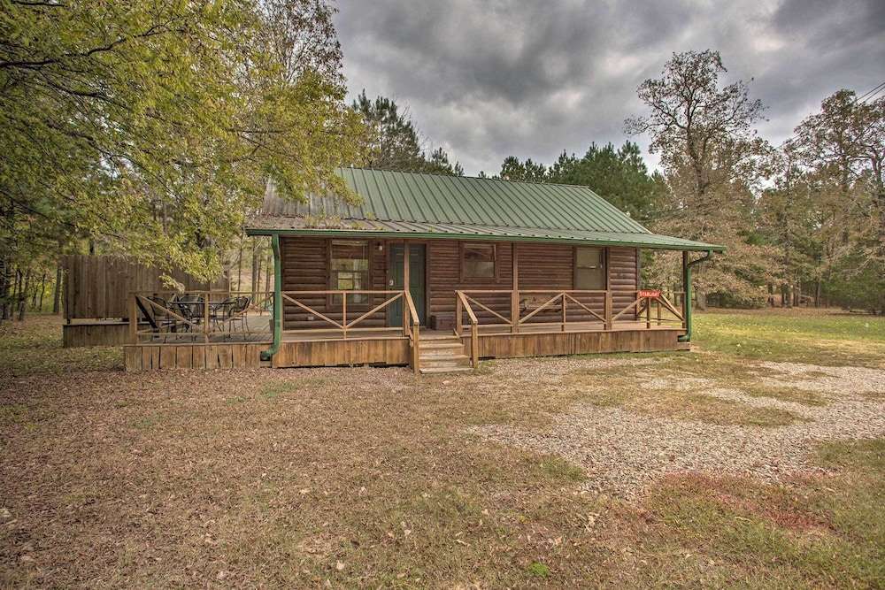 Cozy Starlight Cabin: 6 Miles to Beavers Bend! view 4