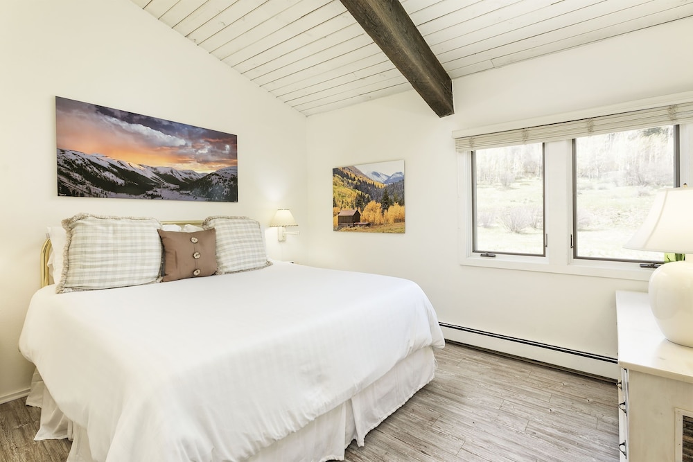 Snowmass 2BR Loft Retreat Deck, Fireplace & Views - 21E