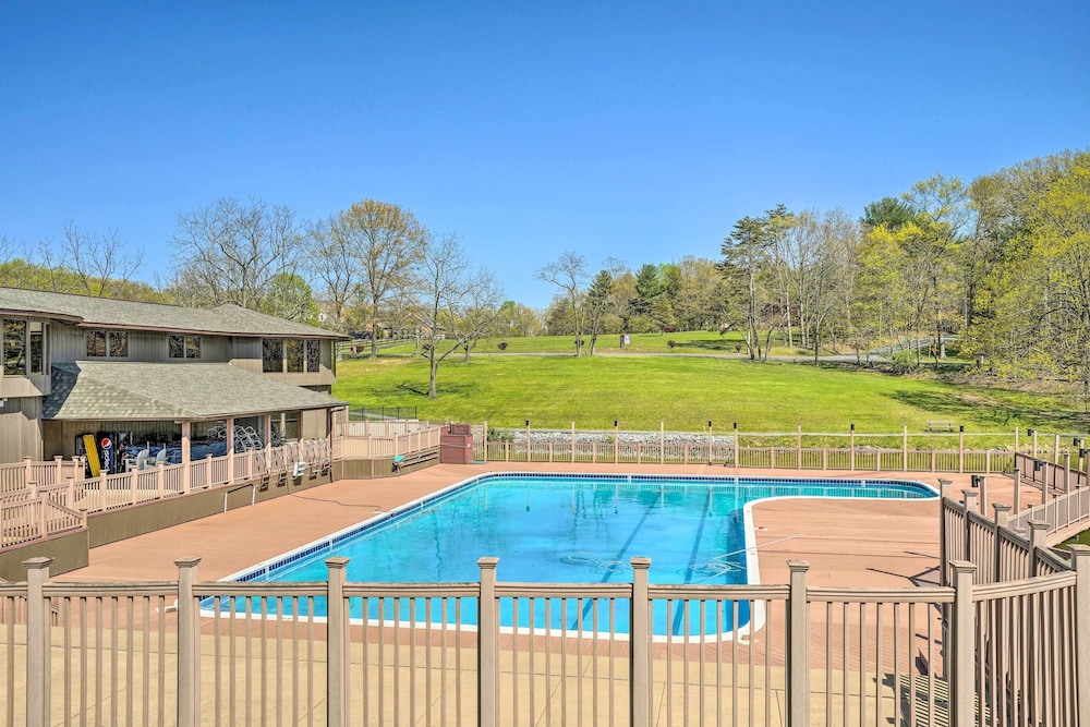 Pool Access: Peaceful Cabin in The Woods Resort!