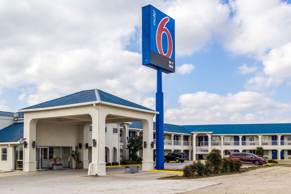 Hotel Motel 6 Seguin, TX - Image 1