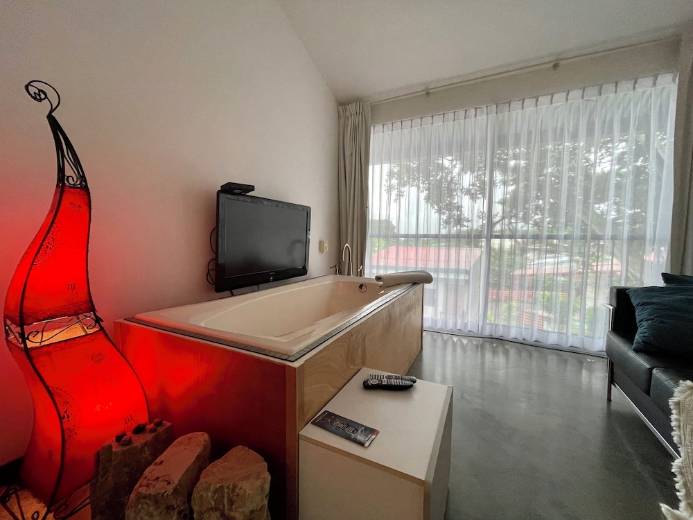 Beautiful Spacious Loft 2 Bedrooms 2 Full Baths 2 car Garage in Downtown