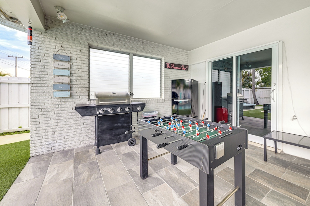 Outdoor Oasis w/ Games: Sleek Hollywood Home!
