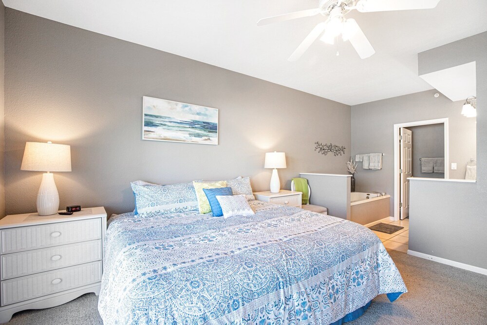 Experience Lakeside Living at Its Finest: Stunning Views and Prime Location!