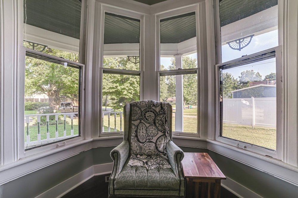 9 Mi to Kentucky Lake: Spacious Victorian Home!