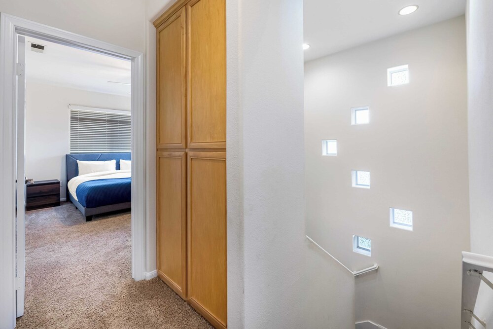 Walk to Dining, Mission + Pacific Beach, and Bars/nightlife Private Backyard