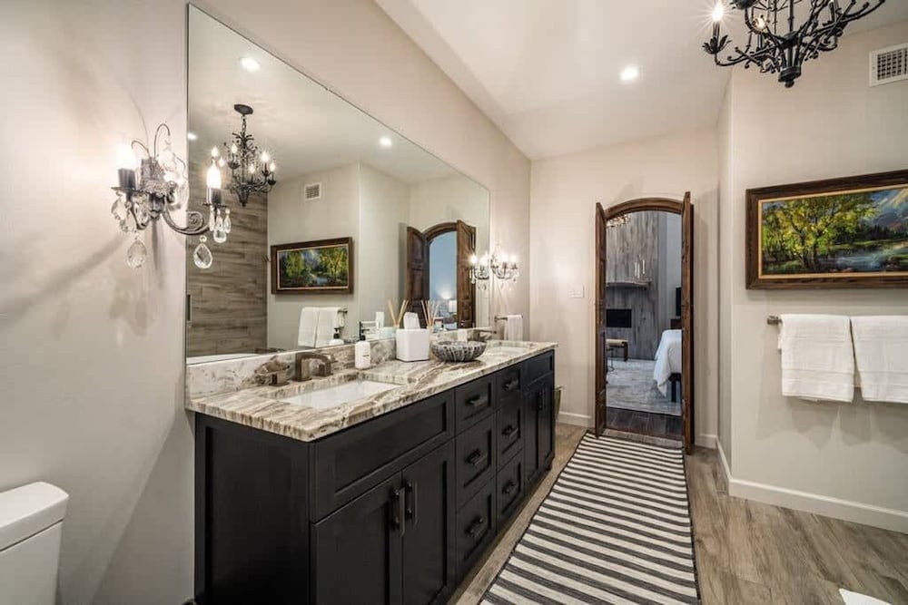 Luxurious Historic 5BR Fredericksburg inn w spa