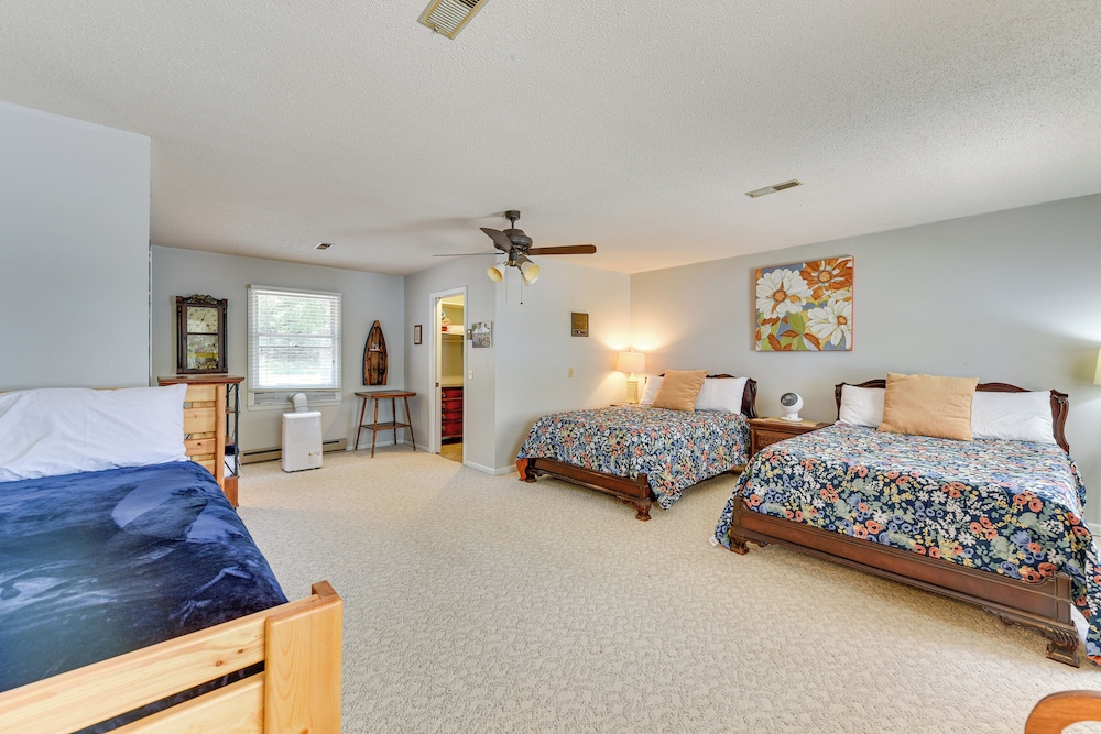 On Lake Tillery: Spacious Home w/ Screened Porch!