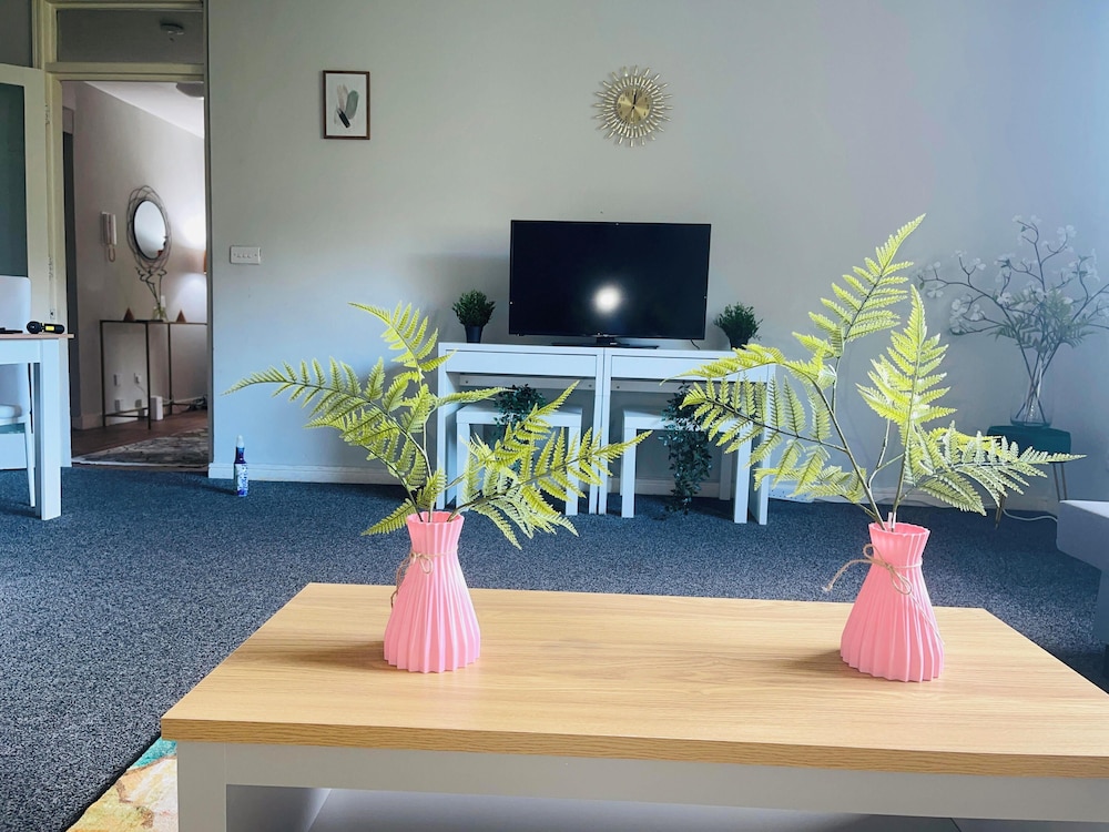 London Luxury Apartment up to 8 Guests
