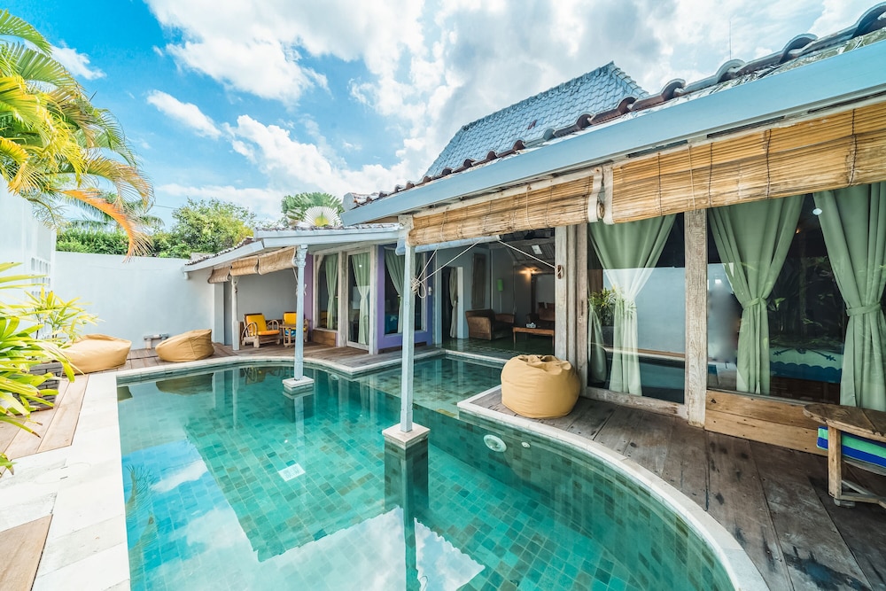 Villa West