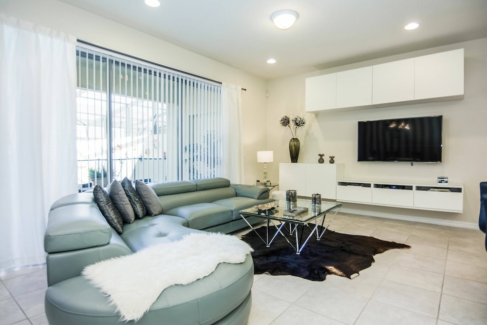 Luxurious Vacation Townhome With Private Pool