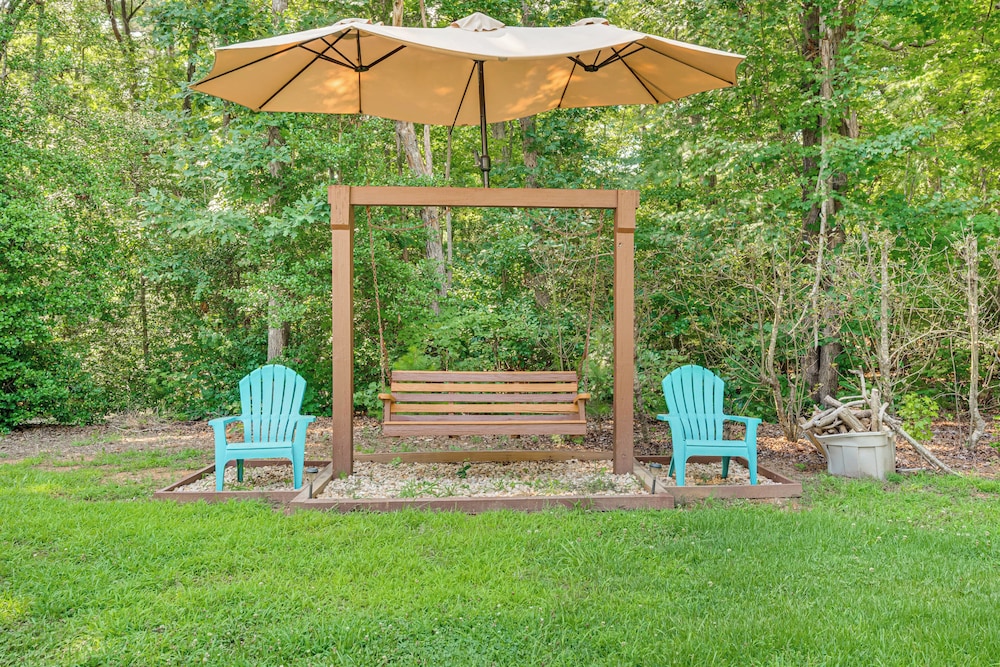 3 Mi to Badin Lake: Quiet New London Retreat