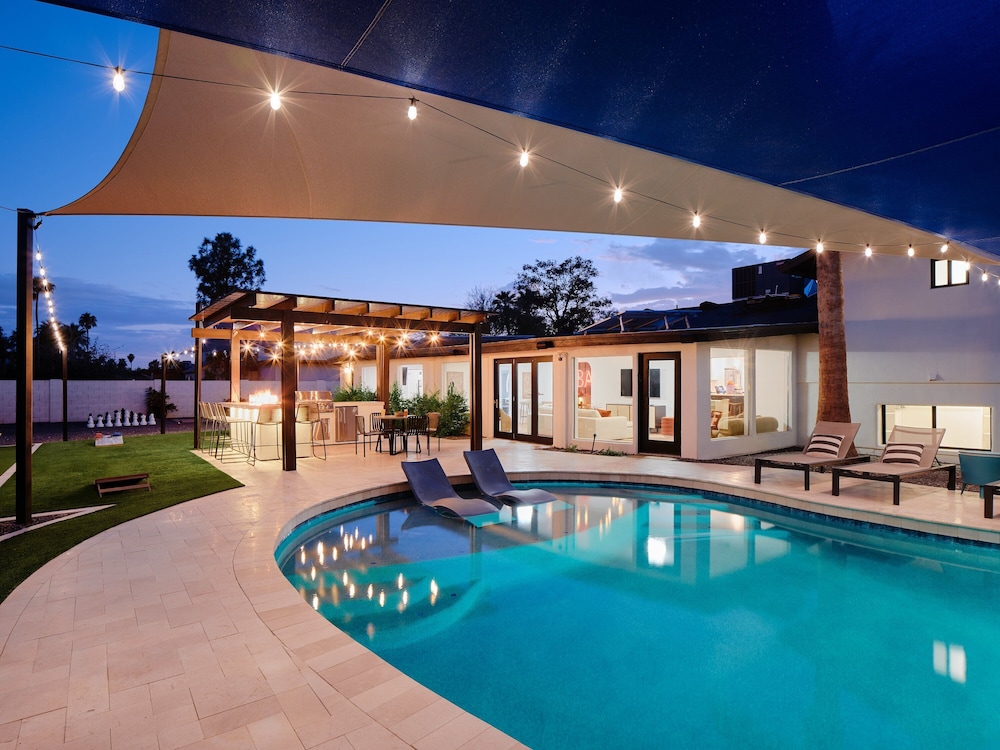 Sunburst Estate - Pool - Hot Tub - Tons of Games!
